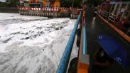Tercemar, Muara Sungai Tambak Wedi Surabaya Dipenuhi Busa Tebal