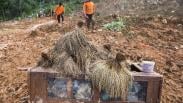 Gotong Royong Selamatkan Padi yang Tertimbun Longsor Sukabumi