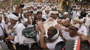 Warga Bali Kesurupan Menusukkan Keris ke Tubuh saat Tradisi Ngerebong