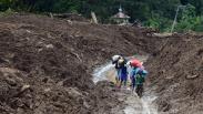 Sulitnya Akses Menuju Lokasi Tanah Longsor Gowa