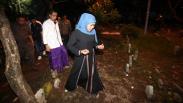 Jelang Dilantik Jadi Gubernur Jatim, Khofifah Ziarah ke Makam Orang Tua