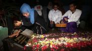 Jelang Dilantik Jadi Gubernur Jatim, Khofifah Ziarah ke Makam Orang Tua