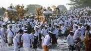 Umat Hindu Bali Gelar Ritual Melasti di Pura Besakih