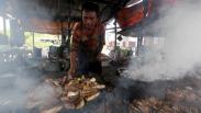 Jumlah Nelayan Berkurang, Perajin Ikan Asap Minim Pasokan