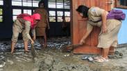 Pelajar SD Sentani Kerja Bakti Bersihkan Sekolah Pascabanjir Bandang