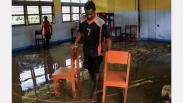 Pelajar SD Sentani Kerja Bakti Bersihkan Sekolah Pascabanjir Bandang