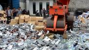 Kejari Tanjung Perak Surabaya Musnahkan 50.664 Botol Miras Ilegal