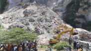 Tiga Alat Berat Diterjunkan Mencari Korban Longsor Gunung Kapur Jember
