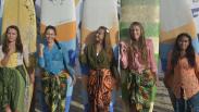 Peringati Hari Kartini, Bule-Bule di Bali Pakai Kebaya saat Beselancar Peringati Hari Kartini, Bule-Bule di Bali Pakai Kebaya saat Beselancar