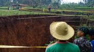 Begini Kondisi Lubang Raksasa di Area Persawahan Sukabumi