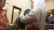 Khofifah Kunjungi Perempuan Pengidap Gangguan Jiwa Pemakan Jari Sendiri
