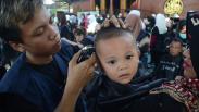 2.000 Kaum Duafa Potong Rambut Gratis di Masjid Cheng Ho Surabaya