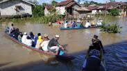 Warga Kapuas Hulu Merayakan Idul Fitri di Tengah Bencana Banjir