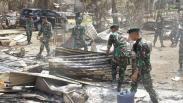 100 Personel TNI AD Bantu Bersihkan Puing Rumah Warga yang Dibakar di Buton