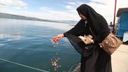 Tangisan Keluarga Peringati Setahun KM Sinar Bangun Tenggelam di Danau Toba