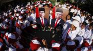 Antusiasme Siswa SD Joglo Solo Pasang Foto Jokowi-Ma'ruf Amin di Ruang Kelas