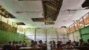 Siswa SDN 3 Grobogan Belajar dengan Kondisi Sekolah Rusak