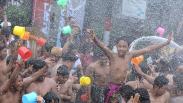 Tradisi Perang Air untuk Membersihkan Diri Lahir dan Batin Warga Bali