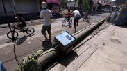 Puluhan Tiang Listrik Roboh Diterjang Angin Kencang di Surabaya