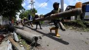 Puluhan Tiang Listrik Roboh Diterjang Angin Kencang di Surabaya
