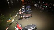 Hujan Deras Mengguyur Surabaya, Ratusan Motor Terendam Banjir