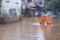 Banjir di Warung Buncit Jaksel, Arus Lalu Lintas Lumpuh!
