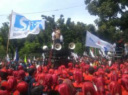 Raup Untung, Pedagang Asongan Berharap Ada Demo Tiap Minggu
