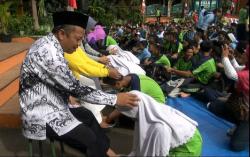 HUT PGRI, Siswa Basuh Kaki Guru