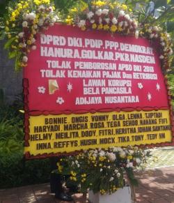 Karangan Bunga Pesan Tolak Korupsi Hiasi Kolam Air Mancur DPRD DKI