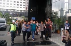 Tiba di KPK, Tersangka Korupsi APBD Jambi Umbar Senyum