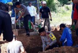 Aksi Kapolda Sulsel, Ikut Gali Kubur dan Angkat Jenazah Warga