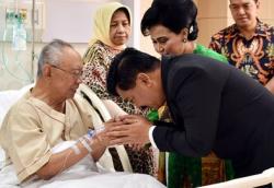 Panglima TNI Besuk Gus Sholah di RSPON