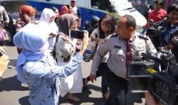 Usai Diperiksa KPK, Istri Setya Novanto Terobos Kerumunan Wartawan