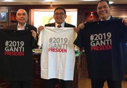 Senyum Lebar Fadli Zon Pamerkan Kaus #2019GantiPresiden