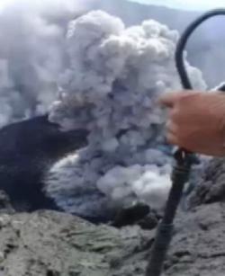 Viral, Pendaki Abadikan Erupsi Gunung Agung