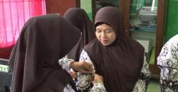 Kenang Guru Budi, Pengajar se-Sumenep Kenakan Pita Hitam di Lengan