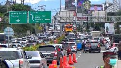 Jalur Puncak Macet Total, Jadwal One Way Molor hingga Petang