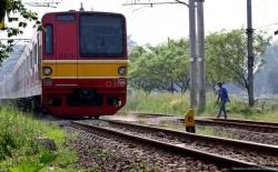 Kebakaran Dekat Stasiun Grogol, Perjalanan Kereta Terganggu 40 Menit