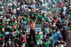 Ribuan Bonek Sambut Persebaya Bak Pahlawan