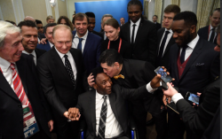 Momen Indah Maradona Cium Kening Pele di Rusia