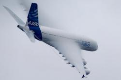 Airbus A380 Uji Terbang Sambil Gambar Pohon Natal Raksasa di Langit