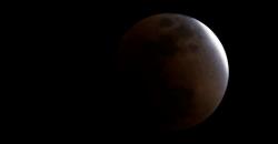 Warga Rela Dingin-dinginan demi Lihat Super Blue Blood Moon di Beijing