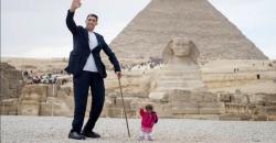 Saat Perempuan Terpendek Bertemu Pria Tertinggi di depan Piramida Giza