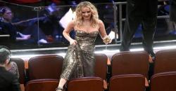 Begini Tingkah Kocak Jennifer Lawrence Panjat Kursi di Oscar 2018