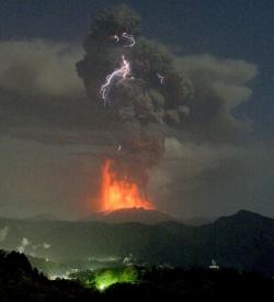 Gunung Shinmoe Jepang Meletus Lontarkan Abu Setinggi 5.000 Meter