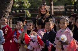 Donald Trump Tinggalkan China, Melania Asyik dengan Panda