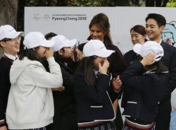 Senyum Lebar Melania Trump di Samping Minho 'SHINee' Bikin Heboh