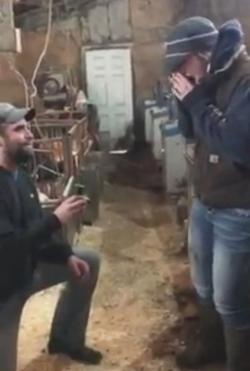 Edan, Peternak di Iowa Lamar Kekasih di Kandang Babi