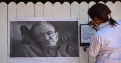 Stephen Hawking Akan Dimakamkan Dekat Newton dan Charles Darwin