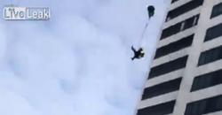 Ajaib, Pria Ini Selamat Loncat dari Gedung meski Parasutnya Rusak